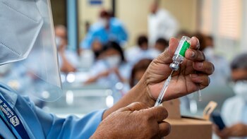 Científicos británicos estudian combinar las vacunas contra la gripe y el COVID-19 en la misma dosis