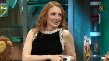 Cristina Castaño revela en ‘La Revuelta’ cómo equilibra maternidad, doblaje y televisión: “Me encantaría que me llamase Sorogoyen”