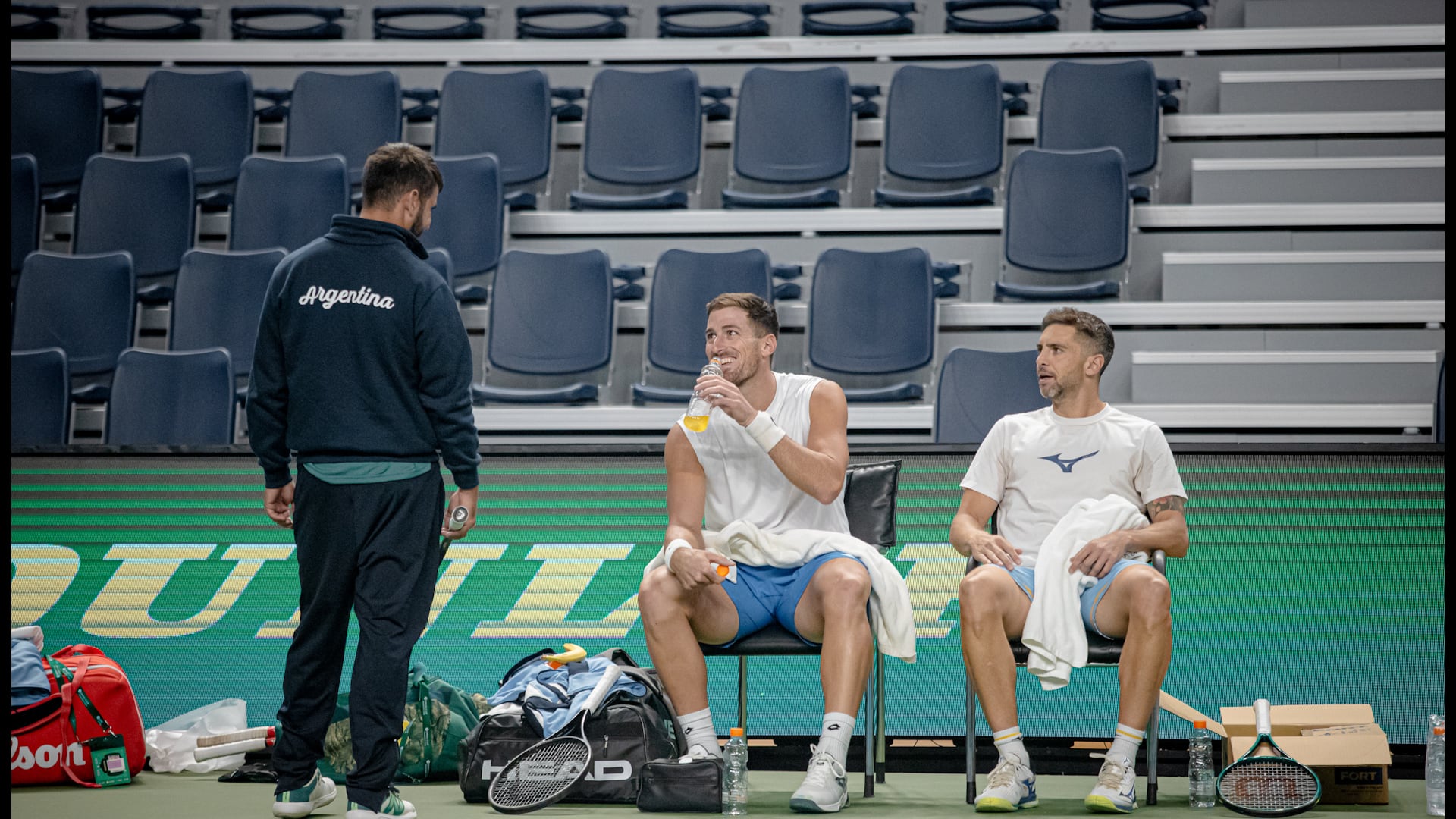 Los tenistas de la Selección Argentina de Tenis de Copa Davis Guido Andreozzi y Federico Gómez, descanso y charla en una de las jornadas de entrenamiento en Busan (Crédito: Prensa AAT)
