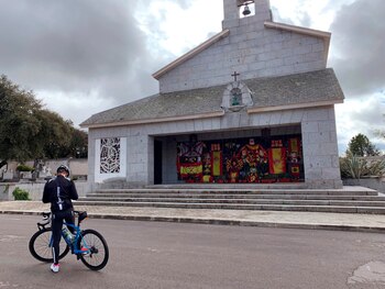 Un ciclista parado frente al panteón de la familia Franco en el cementerio madrileño de Mingorrubio, en El Pardo, en el que está enterrado Francisco Franco junto a su mujer, Carmen Polo. EFE/María Traspaderne