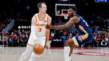 Curry gana a Giannis, Spurs