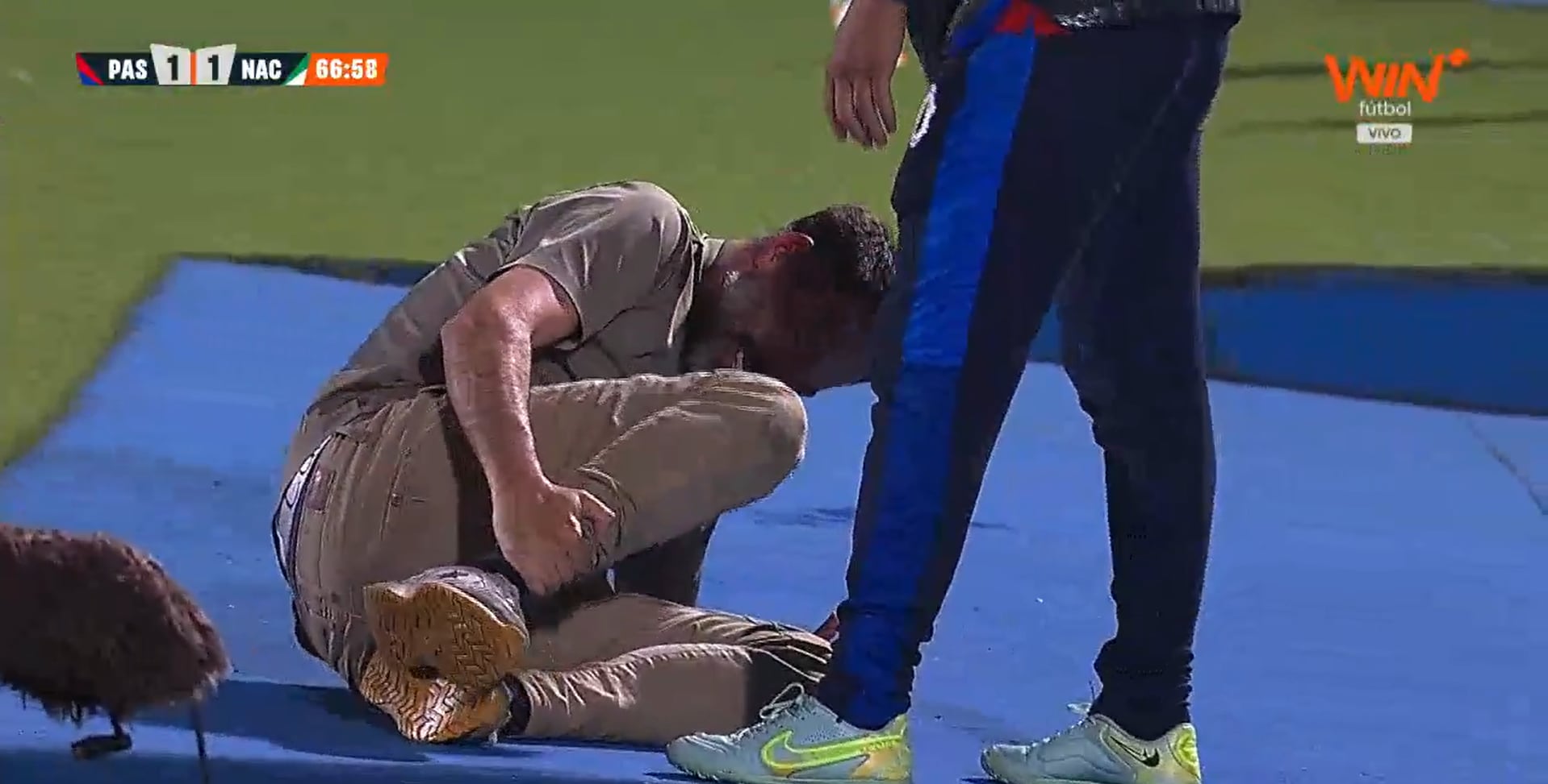 Risueño en el suelo simulando un pisotón que jamás se dio - crédito Captura de video Win Sports