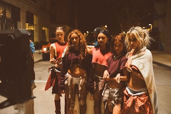 Dayoung compartió fotos detrás de cámaras donde Shiloh aparece. (Instagram)