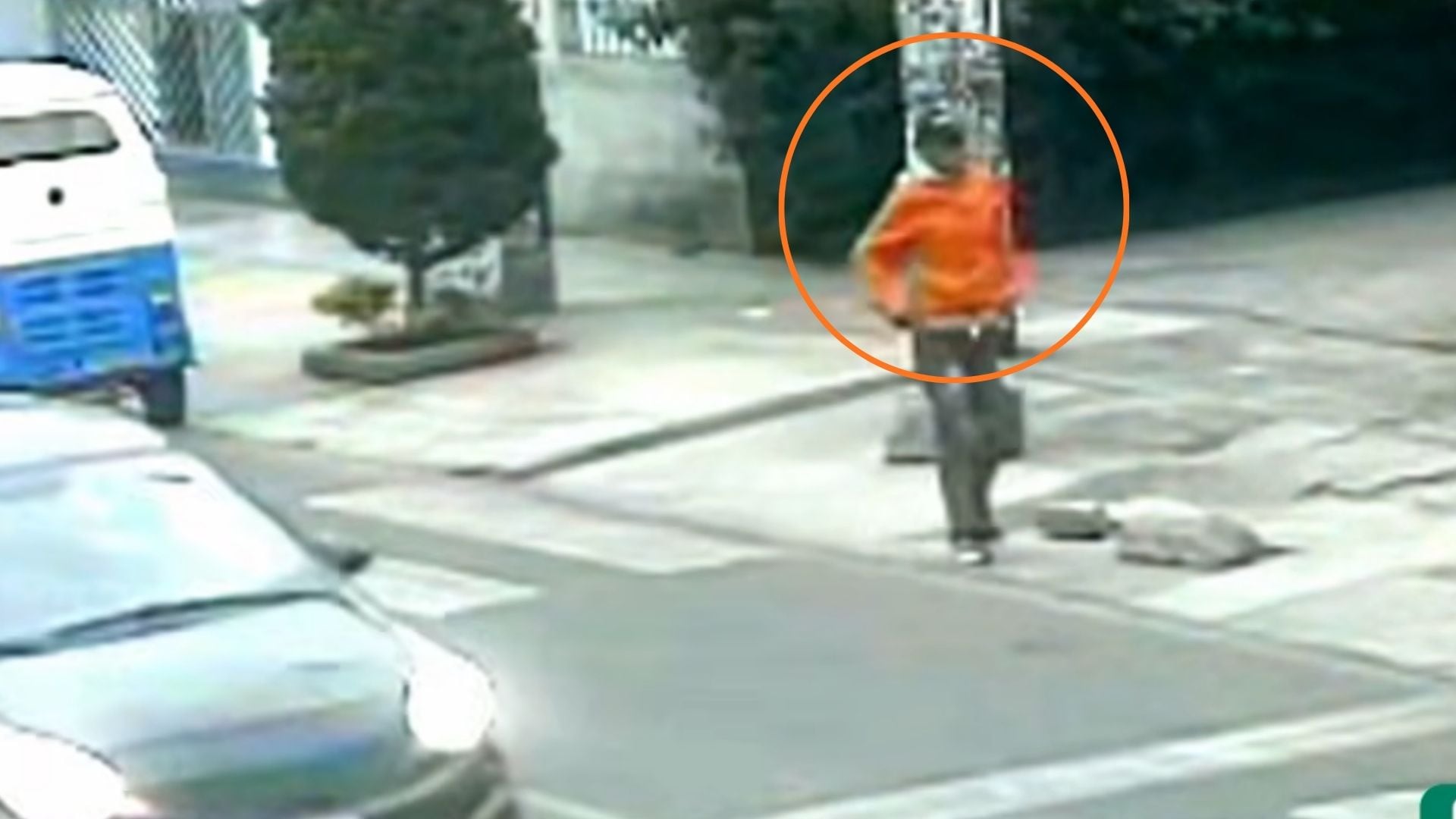as cámaras de seguridad de un colegio registraron el intento de robo ocurrido en la cuadra cuatro del jirón Sergio Bernal, cerca de una tienda - Créditos: Captura de pantalla de Latina.
