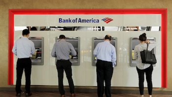 ¿Puede una persona indocumentada tener una cuenta bancaria en Estados Unidos? Qué pasa con sus ahorros y su acceso al crédito