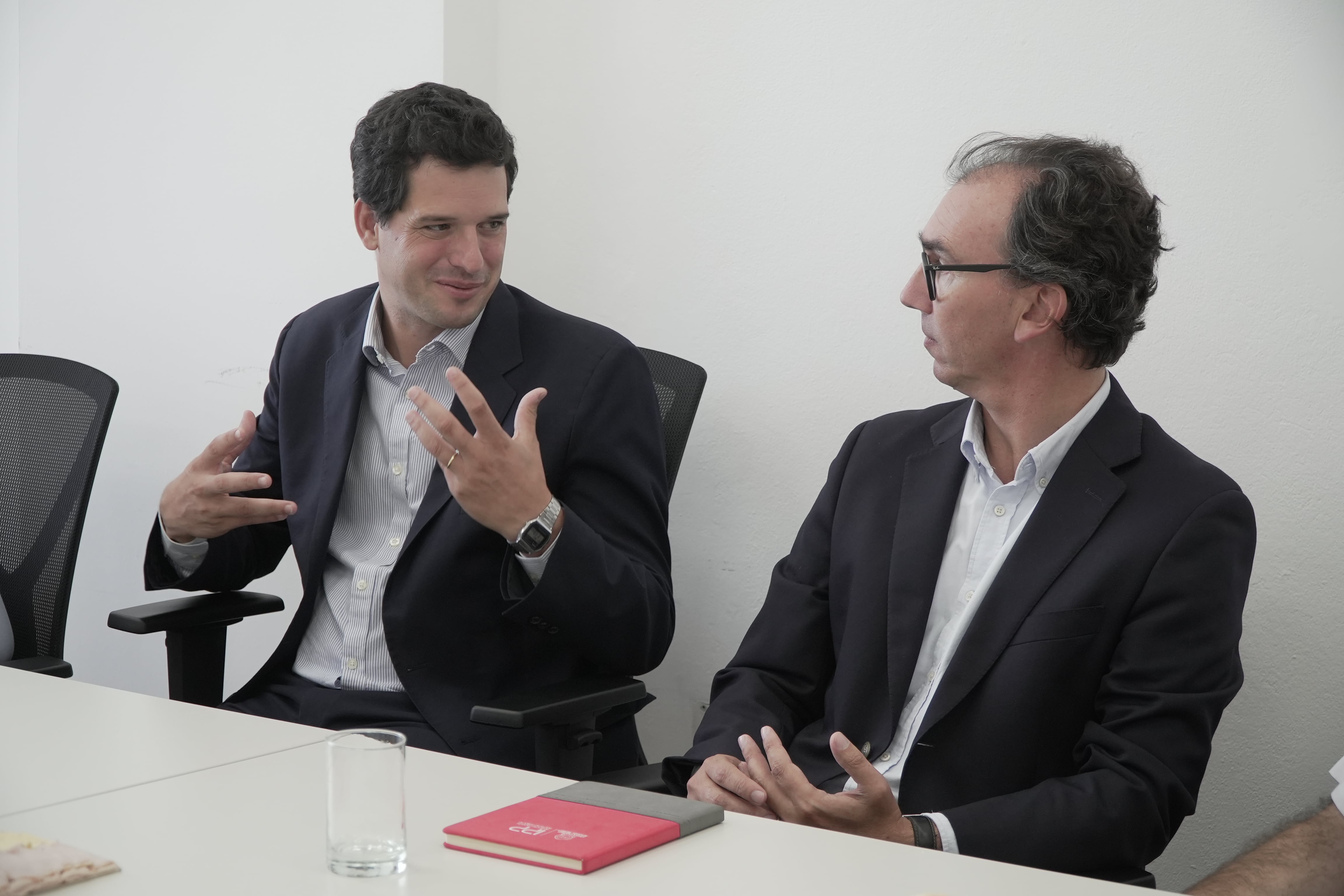 Ignacio Ibarzábal, director de Argentinos por la Educación, y Raúl Figueroa, ex ministro de Educación de Chile
