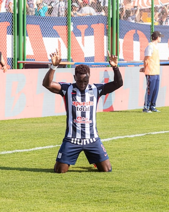 Celebración de Eryc Castillo tras anotar el 1-1 ante Juan Pablo II en Chongoyape.