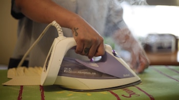 Una trabajadora del hogar planchando. (Europa Press)