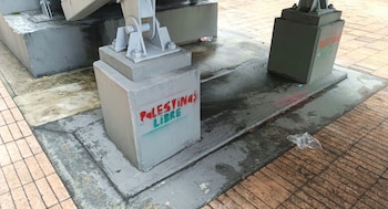 Vandalismo frente a la Embajada de Israel en Bogotá - crédito @VivianAisen/X