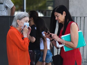 21/07/2020 Nuria Espert visita el hospital con el apoyo de su hija, Alicia Moreno.
MADRID, 1 (CHANCE) Demostrando la buena relación que existe entre ambas, Nuria Espert y su hija Alicia Moreno acudieron juntas a una revisión rutinaria de la actriz en el hospital. Tras varias horas en el interior, madre e hija salieron muy tranquilas hasta la puerta y es que allí compartieron confidencias durante algunos minutos antes de marcharse.
EUROPA ESPAÑA SOCIEDAD
EUROPA PRESS REPORTAJES