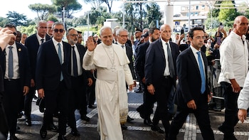El papa entró andando al hospital acompañado de sus secretarios y médico personal
