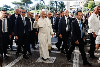 El papa León XIV (c) llega al Hospital Universitario Agostino Gemelli de Roma, Italia, el 13 de octubre de 2026. EFE/EPA/FABIO FRUSTACI