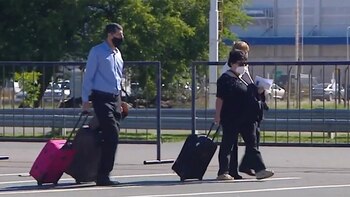 Pasajeros llegan a Ezeiza caminando