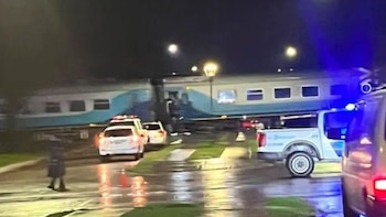 Un tren que se dirigía a Mar del Plata arrolló a un auto que pasó con las barreras bajas: murió una persona