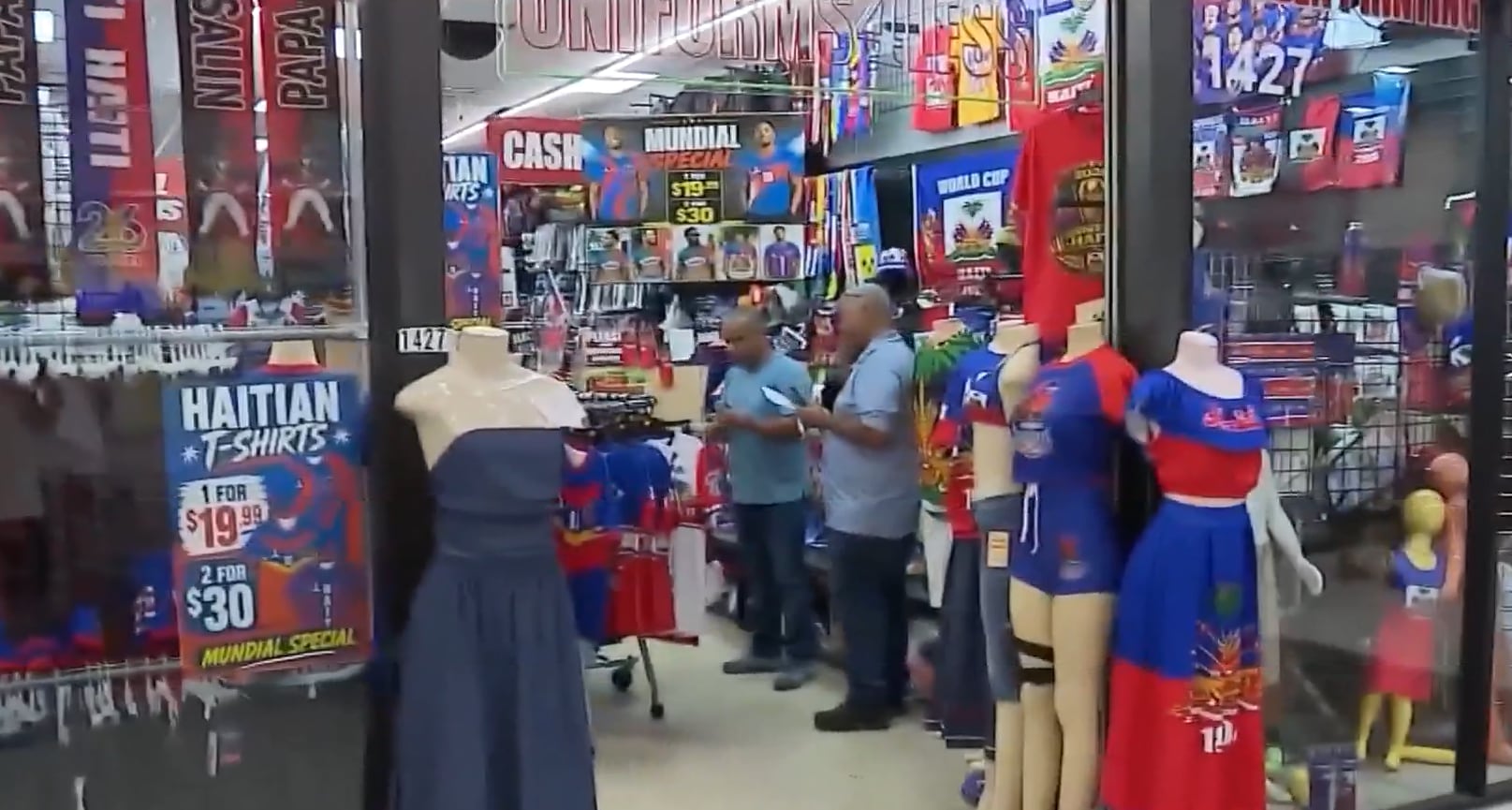 En Lauderhill, Mario Legros creó camisetas y banderas de Haití para el Mundial y su tienda quedó casi sin stock (NBC News)