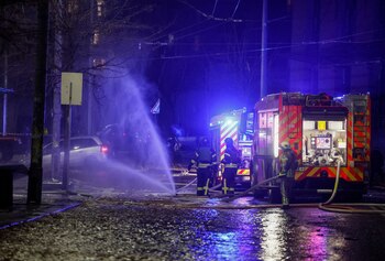 Bomberos trabajan en el lugar