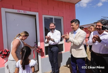 Laureano Ortega (al centro de