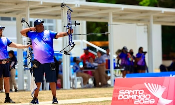 Roberto Hernández, Miguel Véliz y Douglas Nolasco celebran la segunda medalla de oro para El Salvador en la final masculina de tiro con arco compuesto en Santo Domingo 2026. (Foto: INDES)
