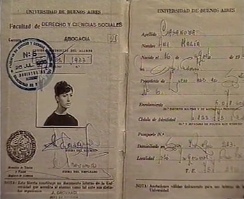 Libreta estudiantil abierta de la Universidad de Buenos Aires con la foto de una mujer, su nombre Ana María Casanova y un sello de 1973