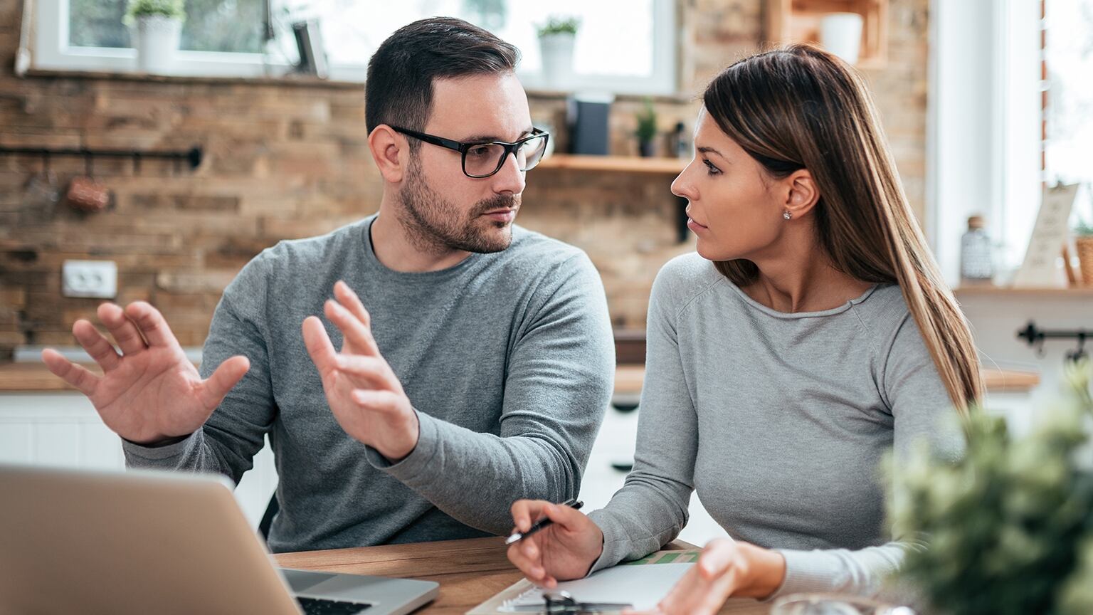 Un lenguaje despectivo o poco respetuoso crea barreras y dificulta la comunicación efectiva en cualquier ámbito (Freepik)