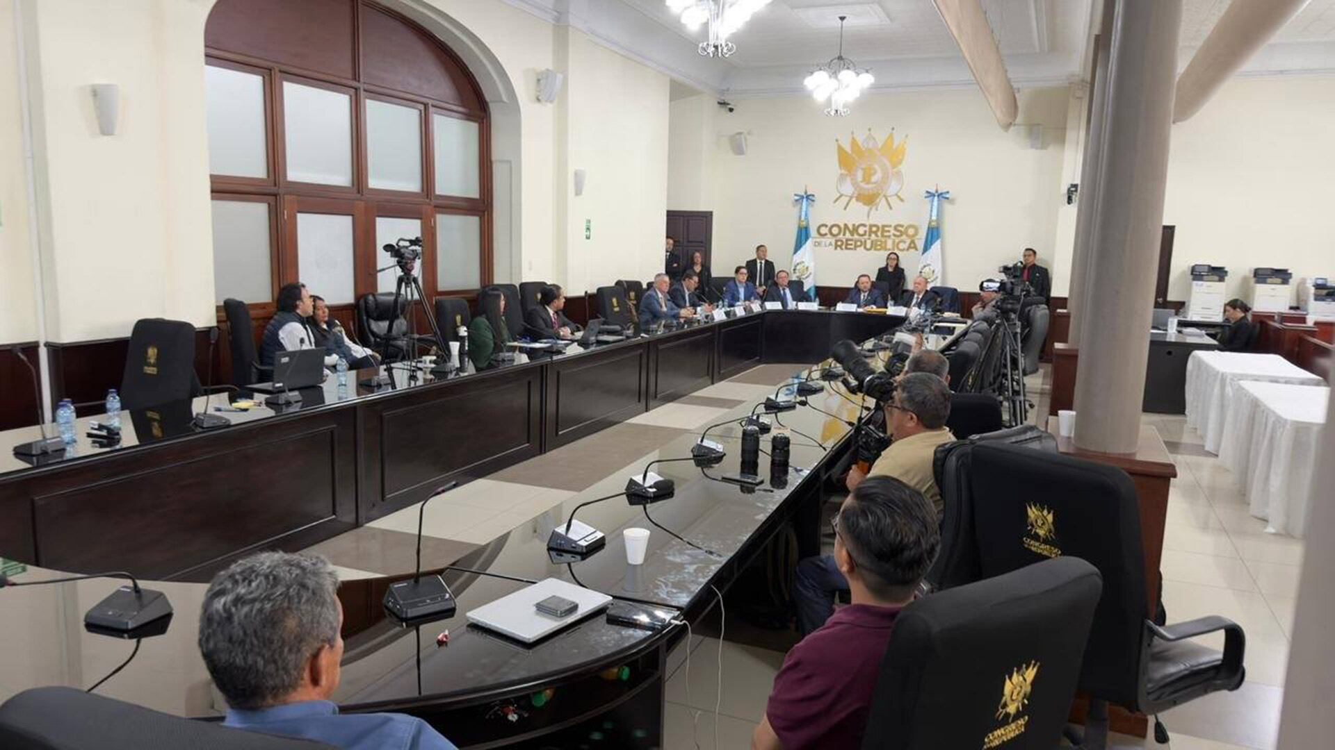 Miembros de la Comisión de Postulación presentan la nómina de candidatos a magistrados para el Tribunal Supremo Electoral en una sesión en el Congreso de la República de Guatemala.