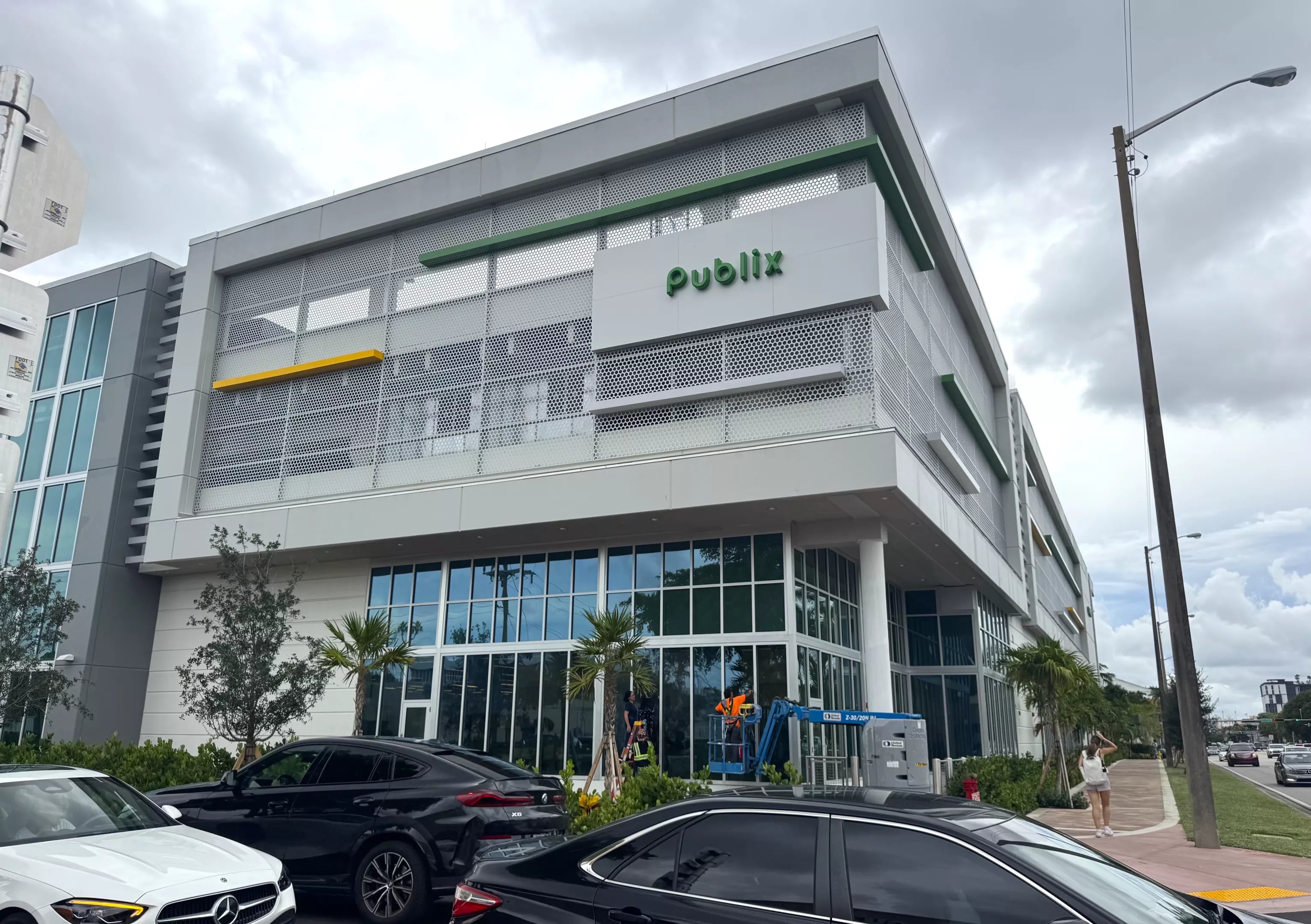 Publix restringe el porte abierto de armas a agentes del orden en sus tiendas de Florida (Miami New Times)