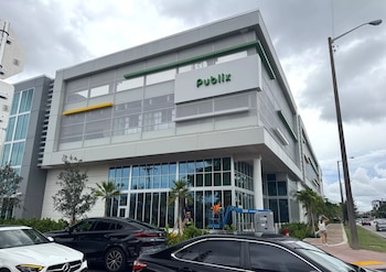 Publix restringe el porte abierto de armas a agentes del orden en sus tiendas de Florida (Miami New Times)