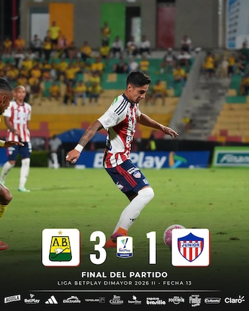 Un jugador de Junior FC maneja el balón frente a una gráfica con los escudos de los equipos y un marcador final de 3 a 1