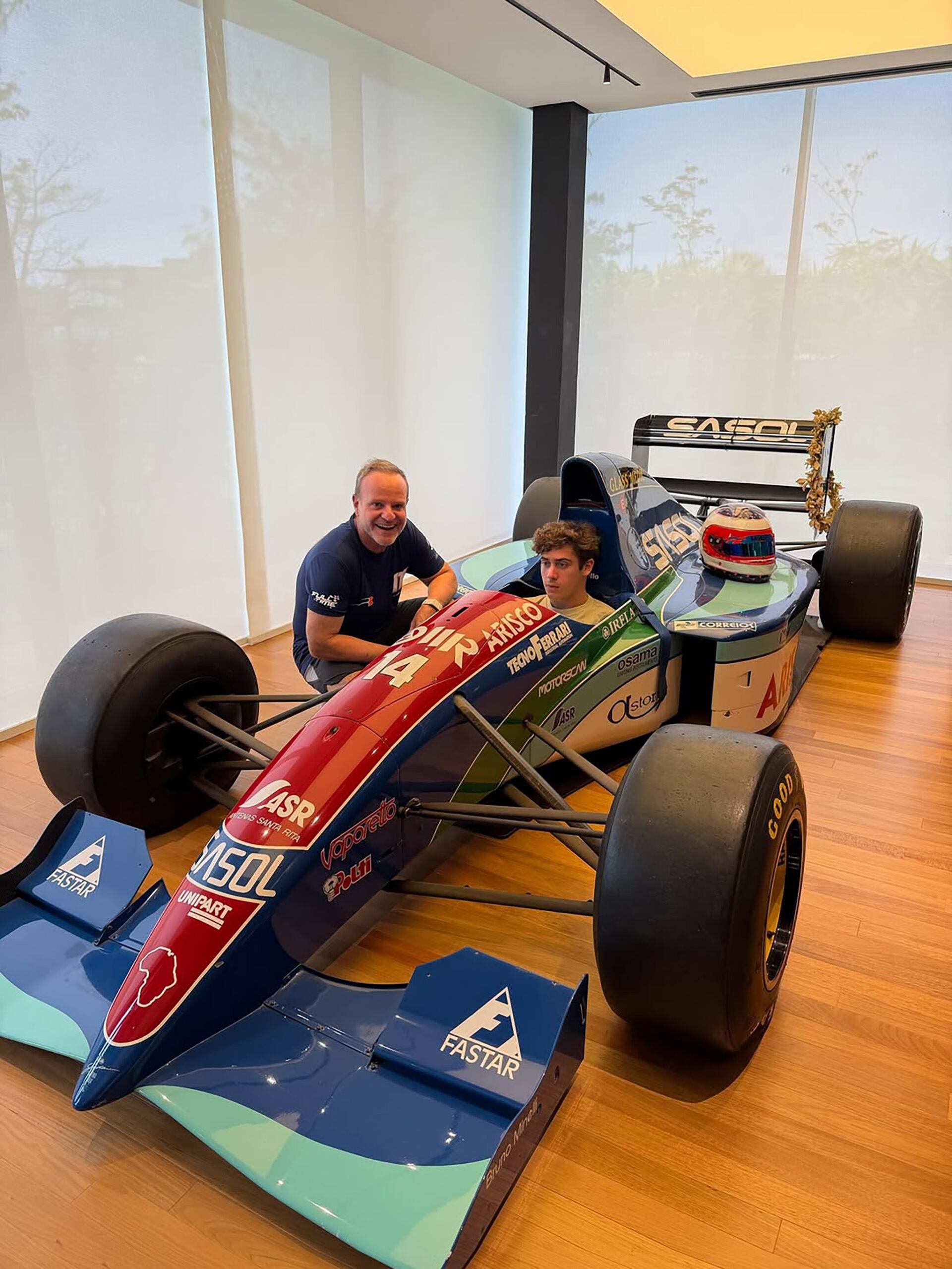 Franco Colapinto arriba del Jordan 1994 de Rubens Barrichello