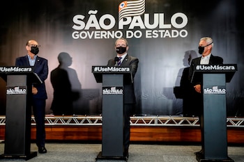 El director del Instituto Butantan, Dimas Covas (i), el secretario de salud del estado de Sao Paulo, Jean Gorinchteyn (c) y el coordinador del Centro de Contingencia del COVID-19 de Sao Paulo Joao Gabbardo, en una conferencia de prensa en la sede del Instituto Butantan en Sao Paulo (Brasil) este martes 10 de noviembre de 2020. EFE/ Sebastiao Moreira.