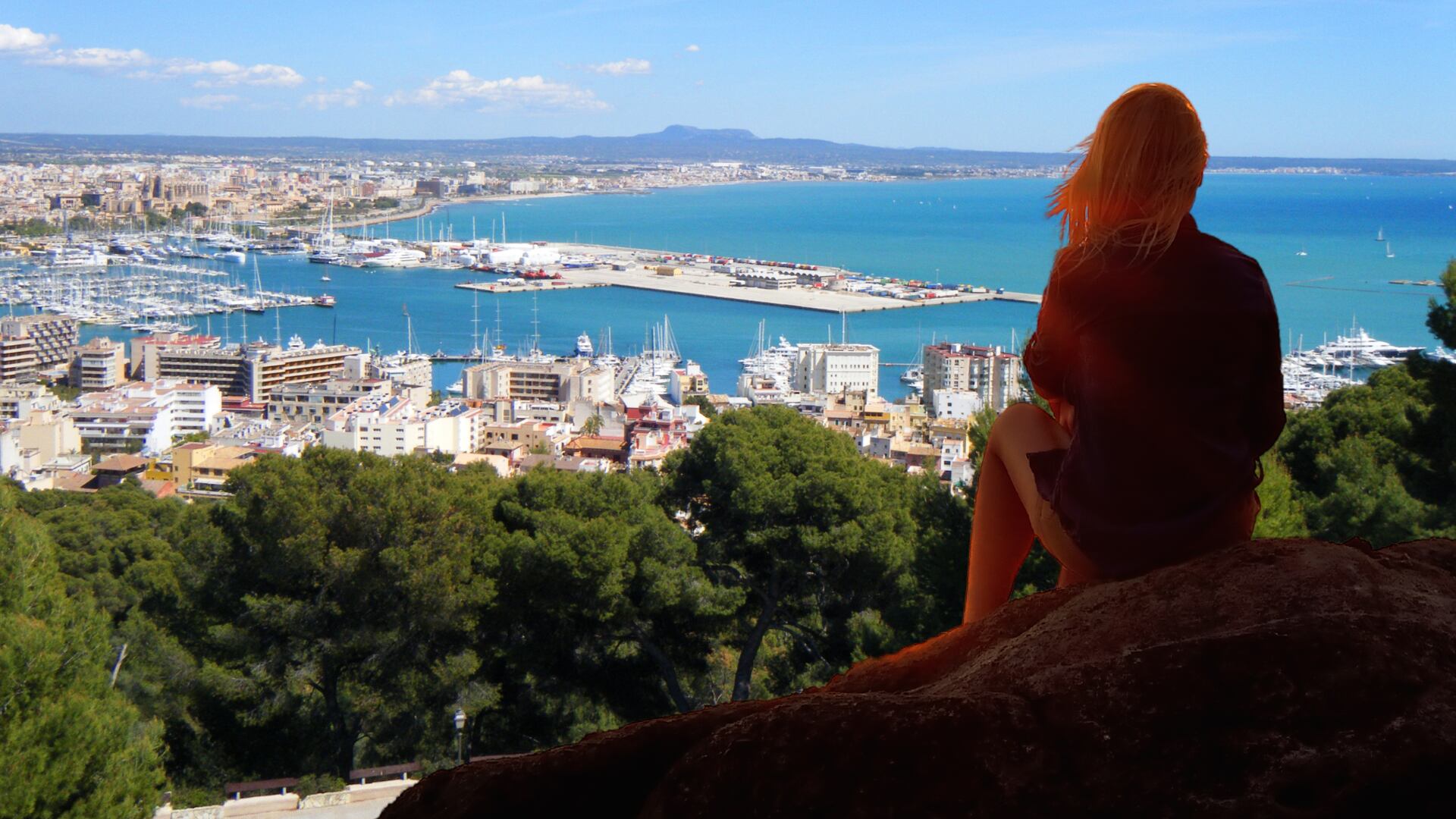 Una mirada de Simona mirando las aguas de Mallorca. (Composición: Infobae)
