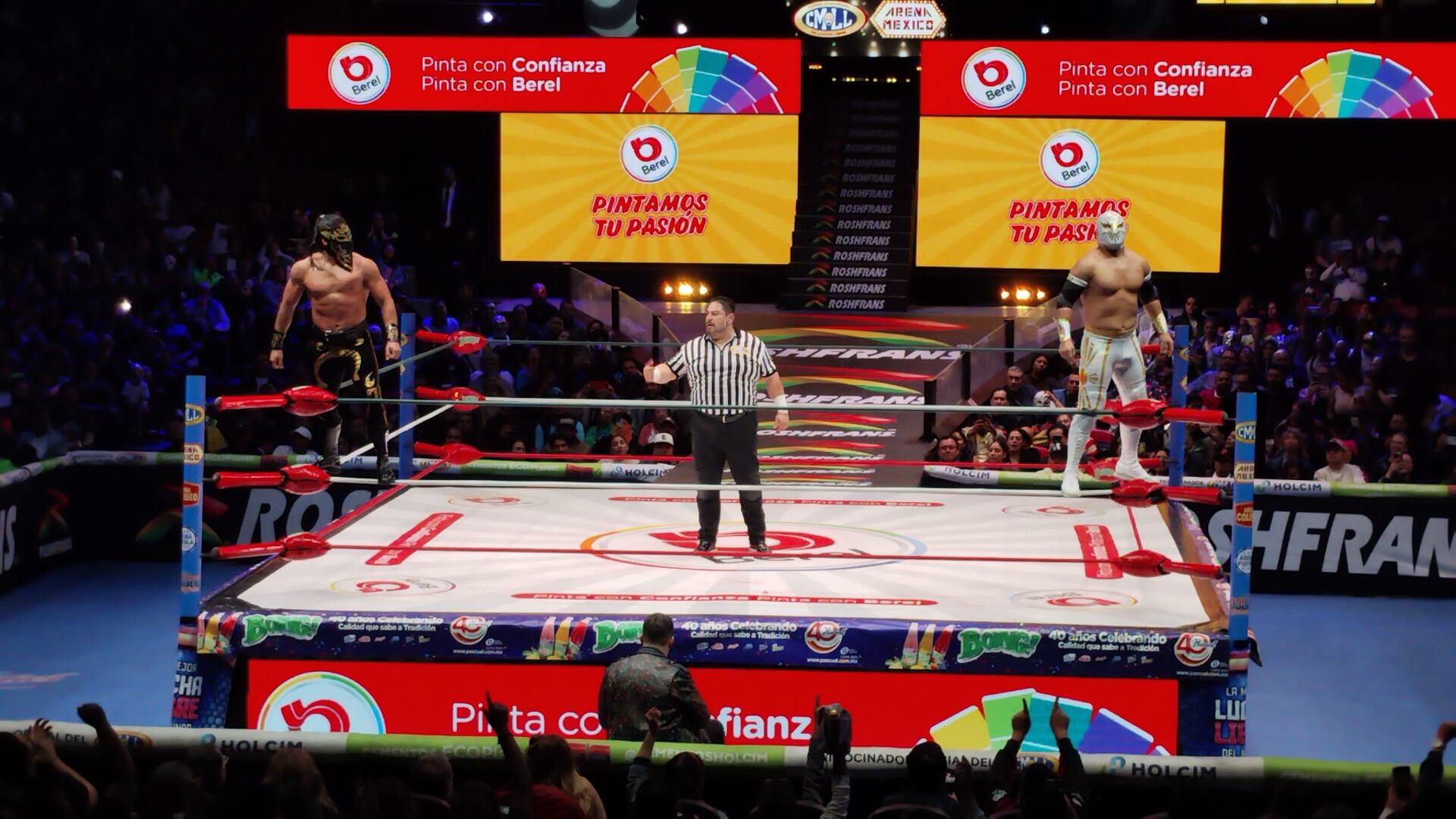 La gente apoyo a ambos luchadores por el gran combate de mano a mano que dieron en el ring. (Foto: Jesús Flores Beltrán)