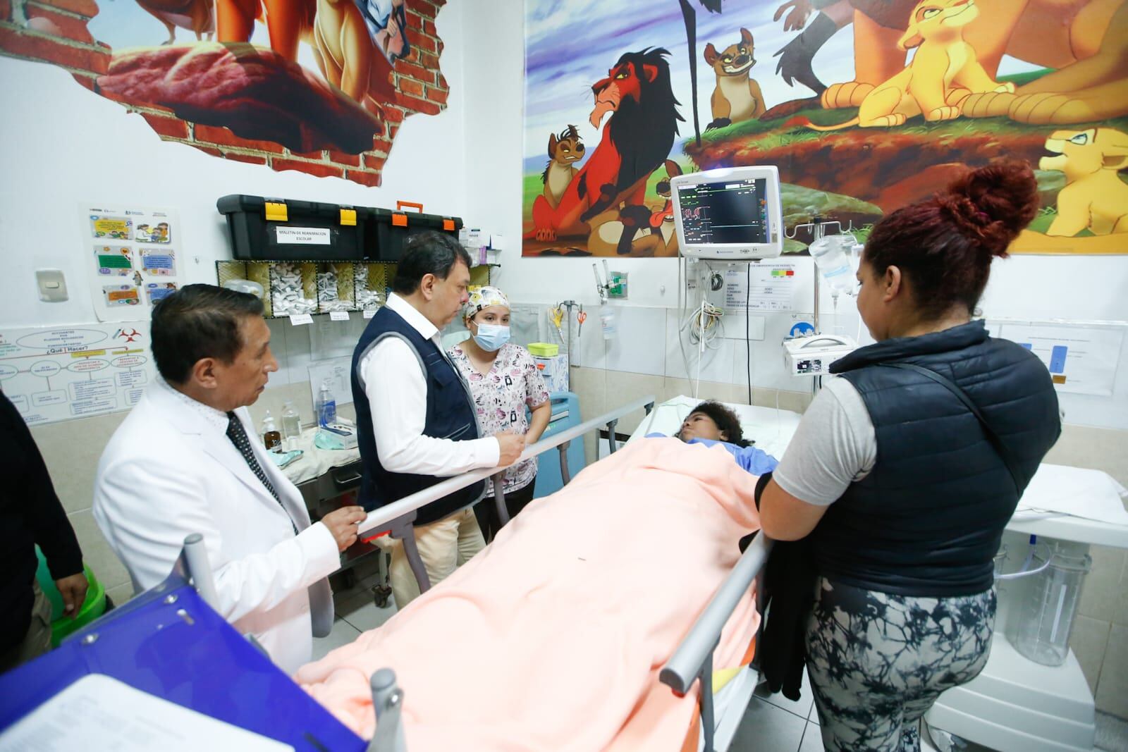 El ministro de Salud visita a los heridos del accidente en el Estadio Alejandro Villanueva, garantizando atención gratuita y cobertura total. (Minsa)