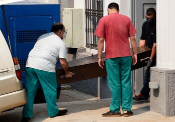 EDITORS NOTE: Graphic content / Forensic workers carry a coffin containing the remains of an 11-year-old Argentine girl killed in a raid against a rebel group, at a morgue in Asuncion, on September, 5, 2020. - The Argentine Ministry of Foreign Affairs demanded the Paraguayan government Friday to clarify the killing and to identify the perpetrators after two Argentinian girls resulted dead in a military and police operation Wednesday against the Paraguayan People's Army (EPP) guerrilla. (Photo by NORBERTO DUARTE / AFP)