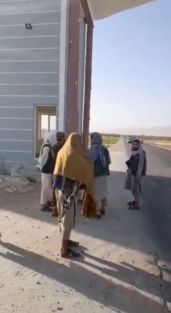 Militantes talibanes en la puerta