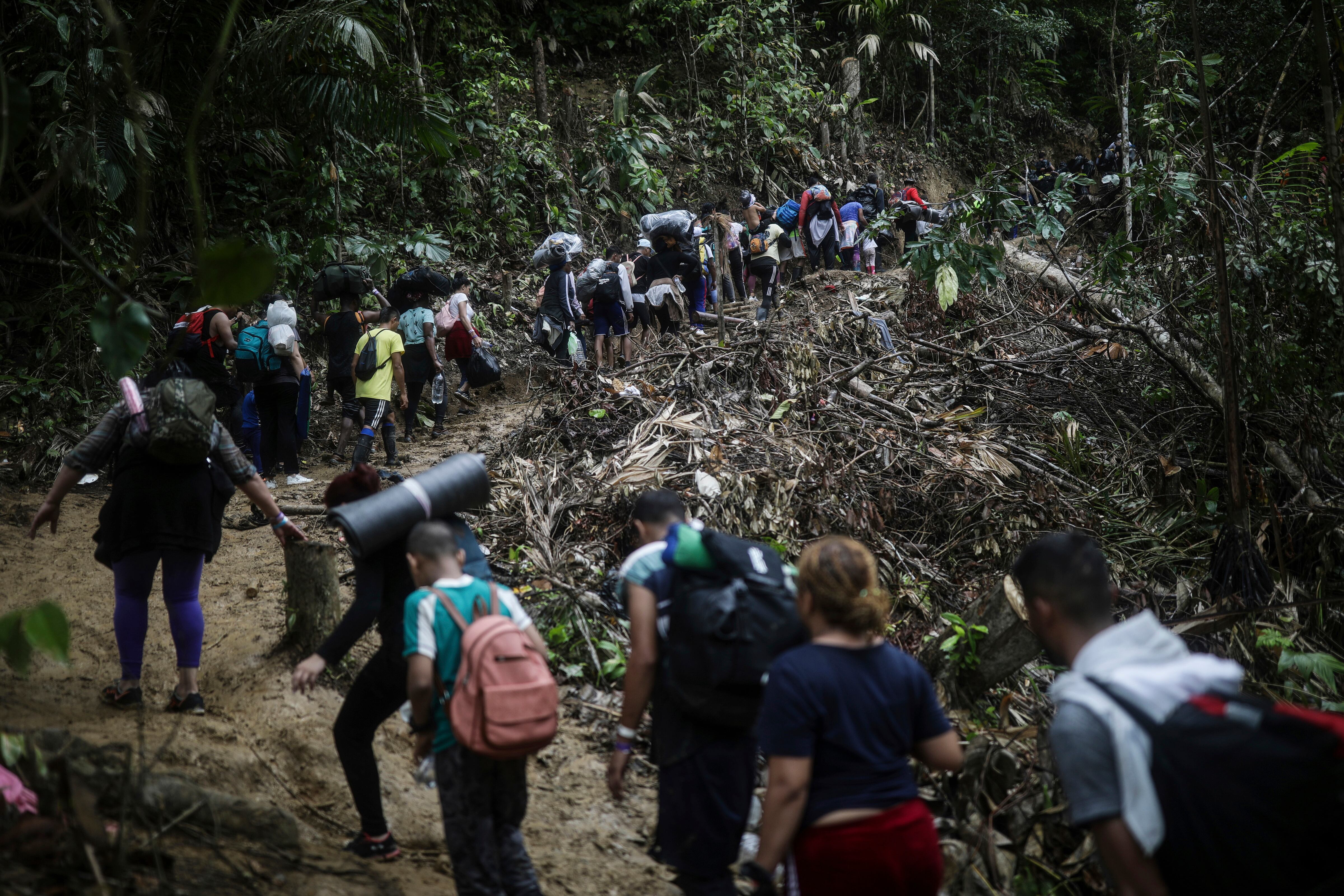 Locales afirman que la llegada de migrantes se ha detenido, pero sus desastres siguen en la selva - crédito Reuters