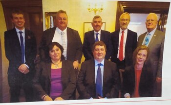 Barry Elsby junto a los