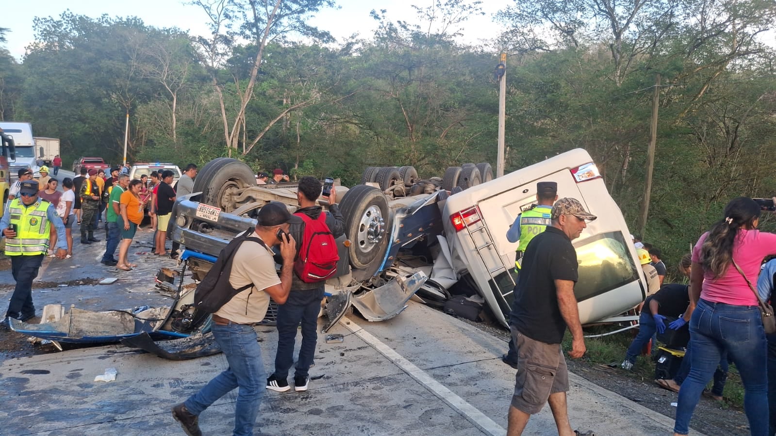 Escena del accidente en la carretera CA-4 donde una rastra impactó contra un bus de pasajeros en Santa Bárbara. El bus tipo coaster quedó volcado a la orilla de la vía tras el fuerte impacto. (Foto: Redes sociales)