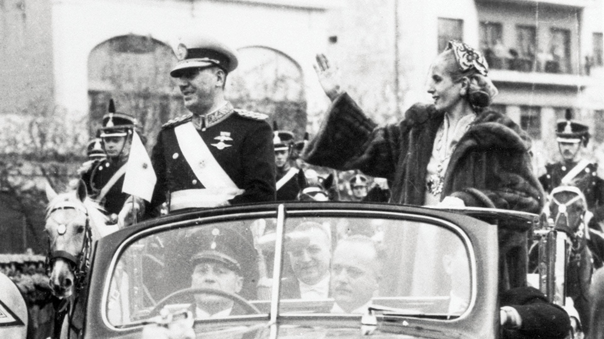 4 de junio de 1952: su última aparición pública oficial. Acompañó a Juan Domingo Perón en el desfile por su segunda asunción presidencial, sostenida por la estructura de yeso y bajo los efectos de fuertes analgésicos