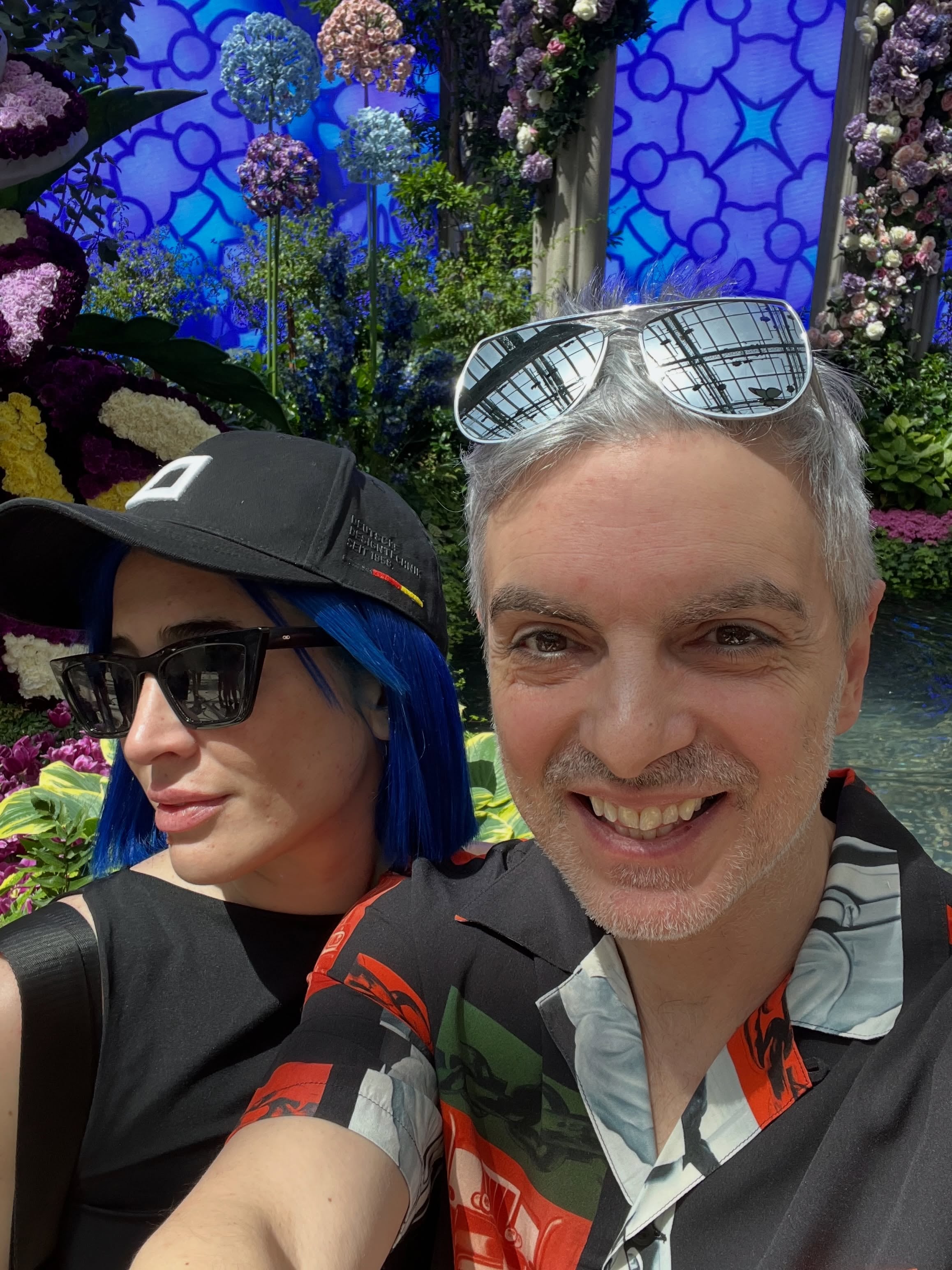 El músico Ale Sergi y Cintia Bustamante en una postal florida