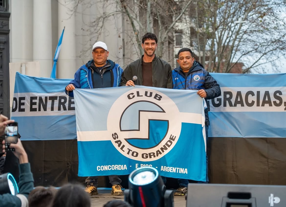 Marcos Senesi porta una bandera del Club Salto Grande de Concordia