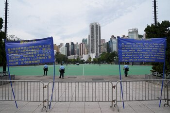 Agentes de policía montan guardia
