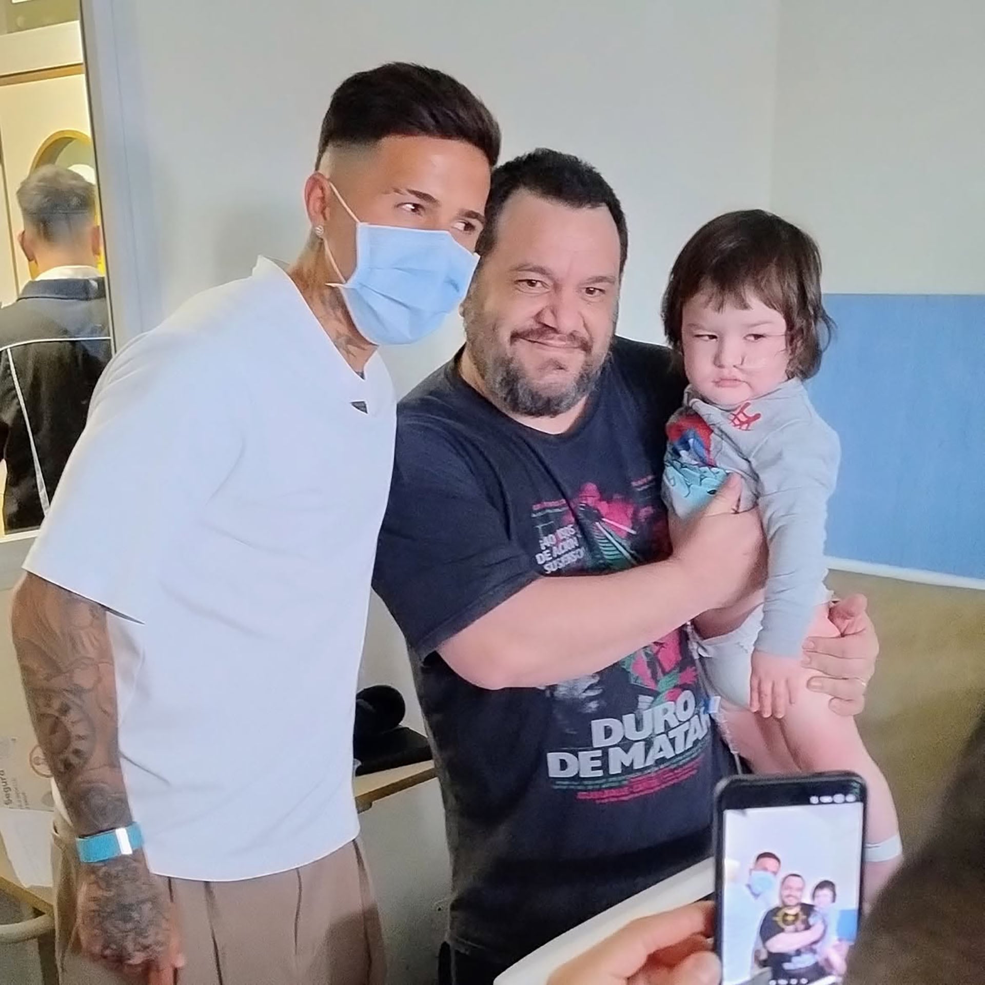 Un papá junto a su pequeña niña posaron junto a Enzo