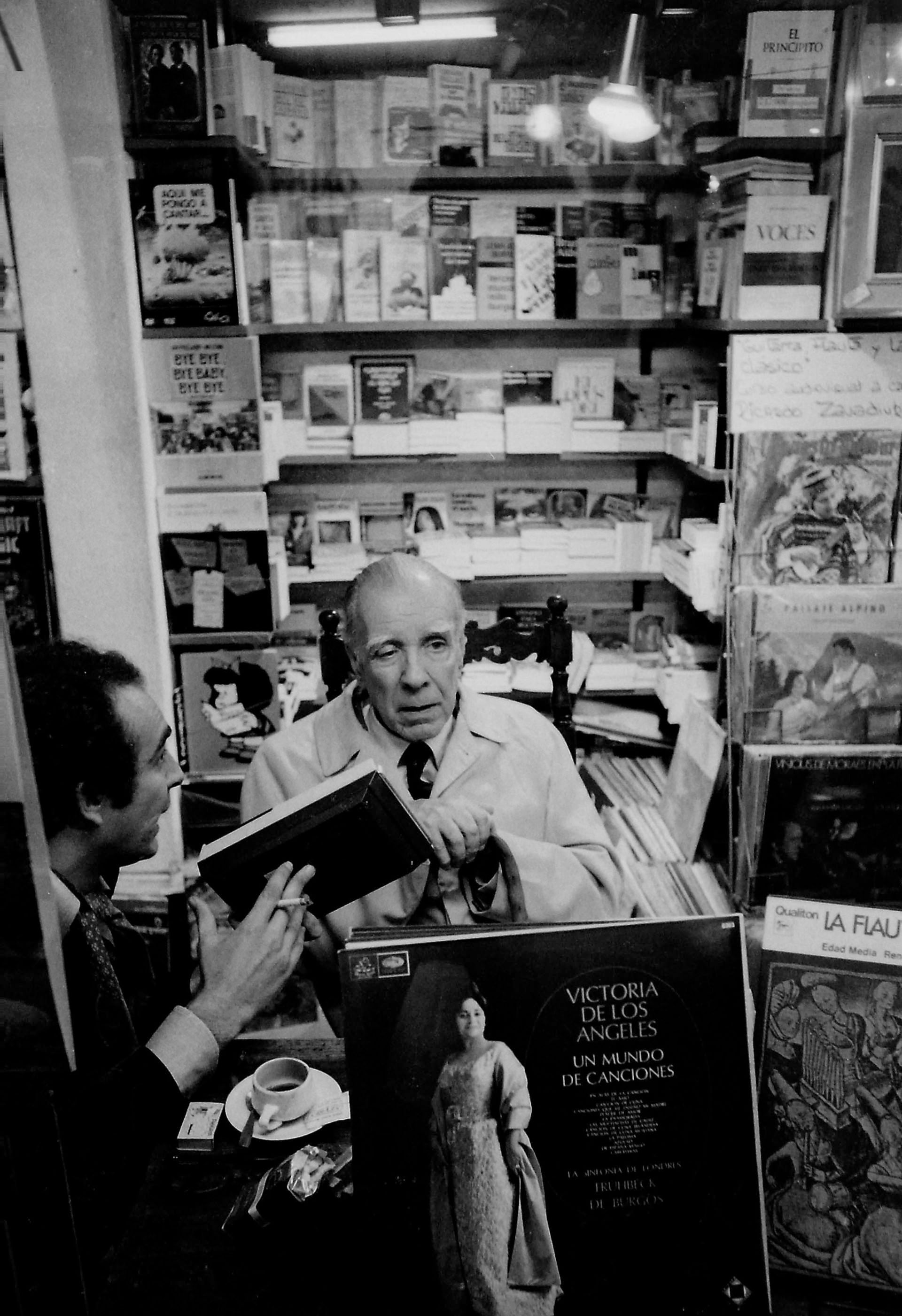 Borges y su entrevistador, el escritor Miguel Briante.