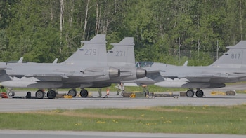 Aviones de combate de Suecia despegan de una base aérea en el Ártico para el mayor ejercicio aéreo anual de la OTAN