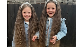 Dos hermanas gemelas que no se han cortado el pelo en 7 años lo donan para niños con cáncer