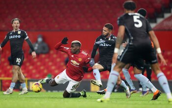 El instante de la polémica: Paul Pogba cae desplomado en el área tras un leve roce de Douglas Luiz (REUTERS/Carl Recine)