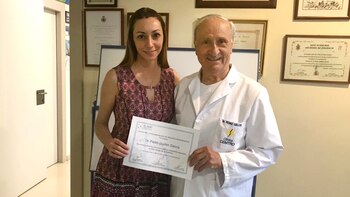 Mariela Guasti junto al doctor