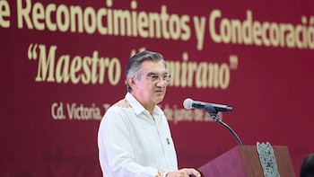 Américo Villarreal, gobernador de Tamaulipas, muestra públicamente su visa y niega nexos con el crimen organizado