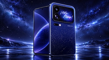 Vista frontal y posterior de un teléfono inteligente azul brillante con el texto ¡Hola México! en la pantalla trasera sobre un fondo espacial.